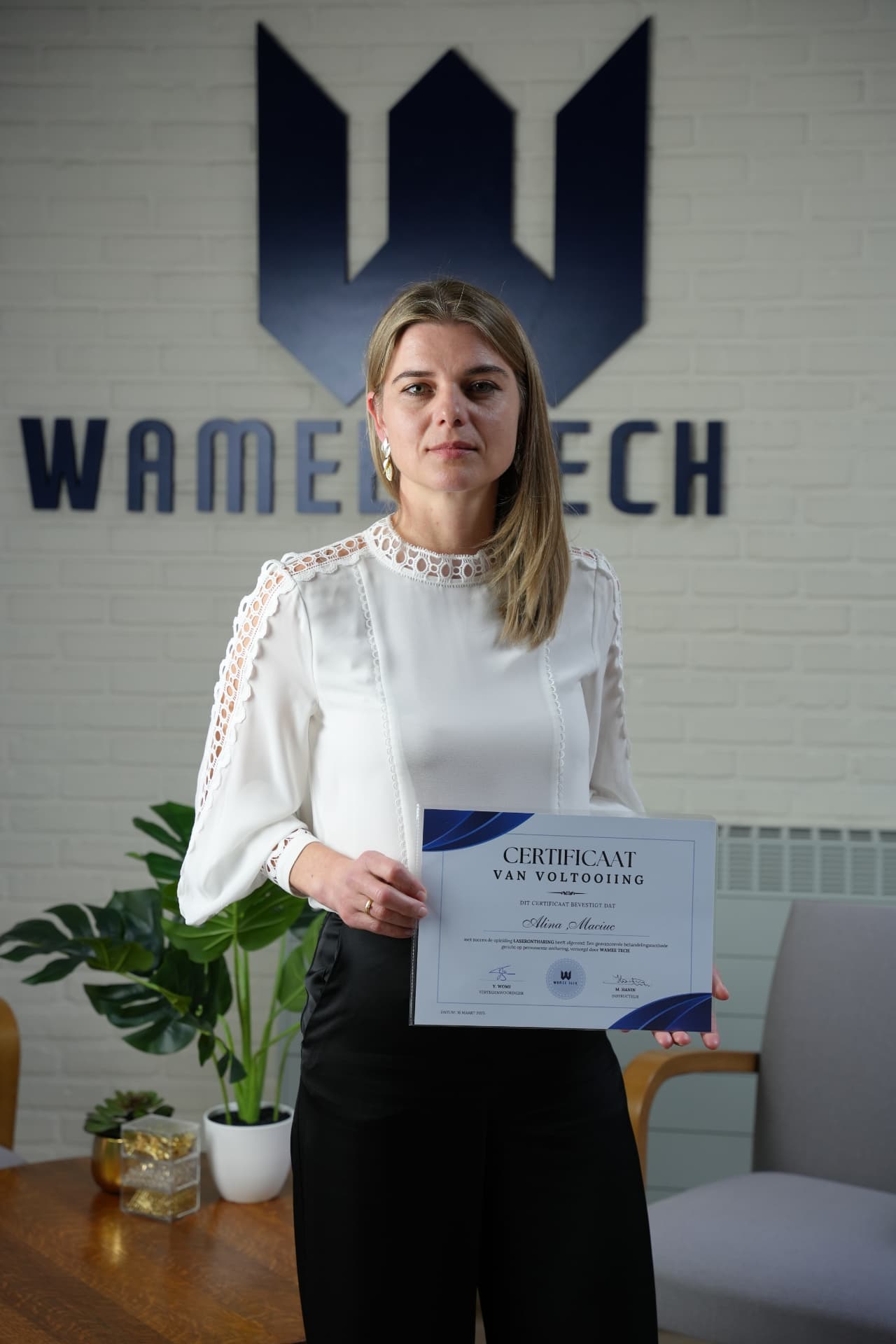 Alina met haar certificaat laserontharing