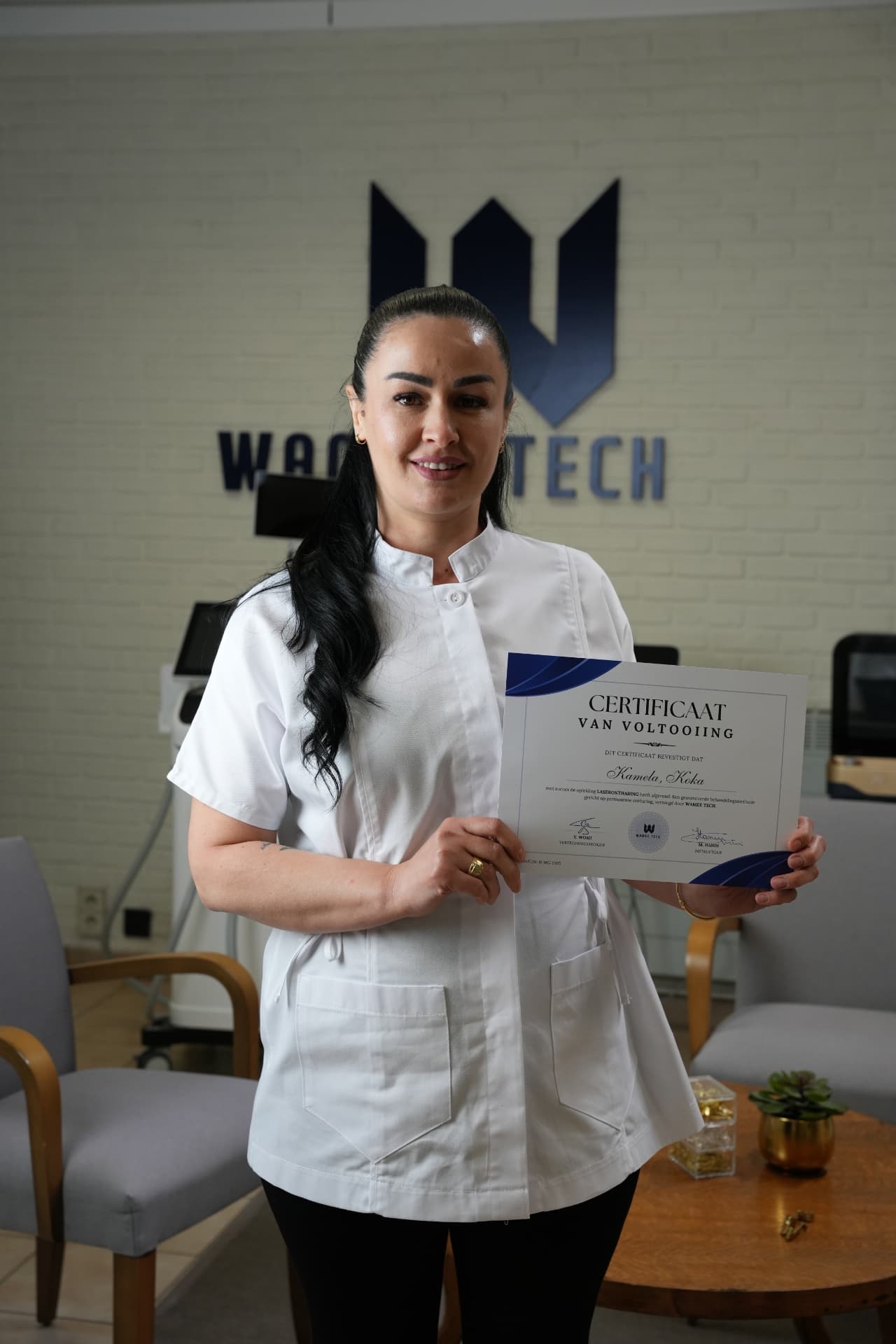 Beautyprofessional met haar Wamee Tech certificaat