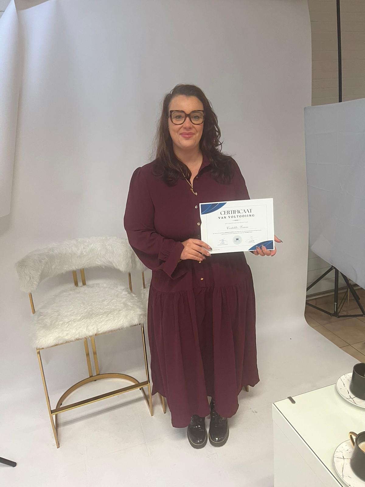 Laura met haar certificaat van voltooiing