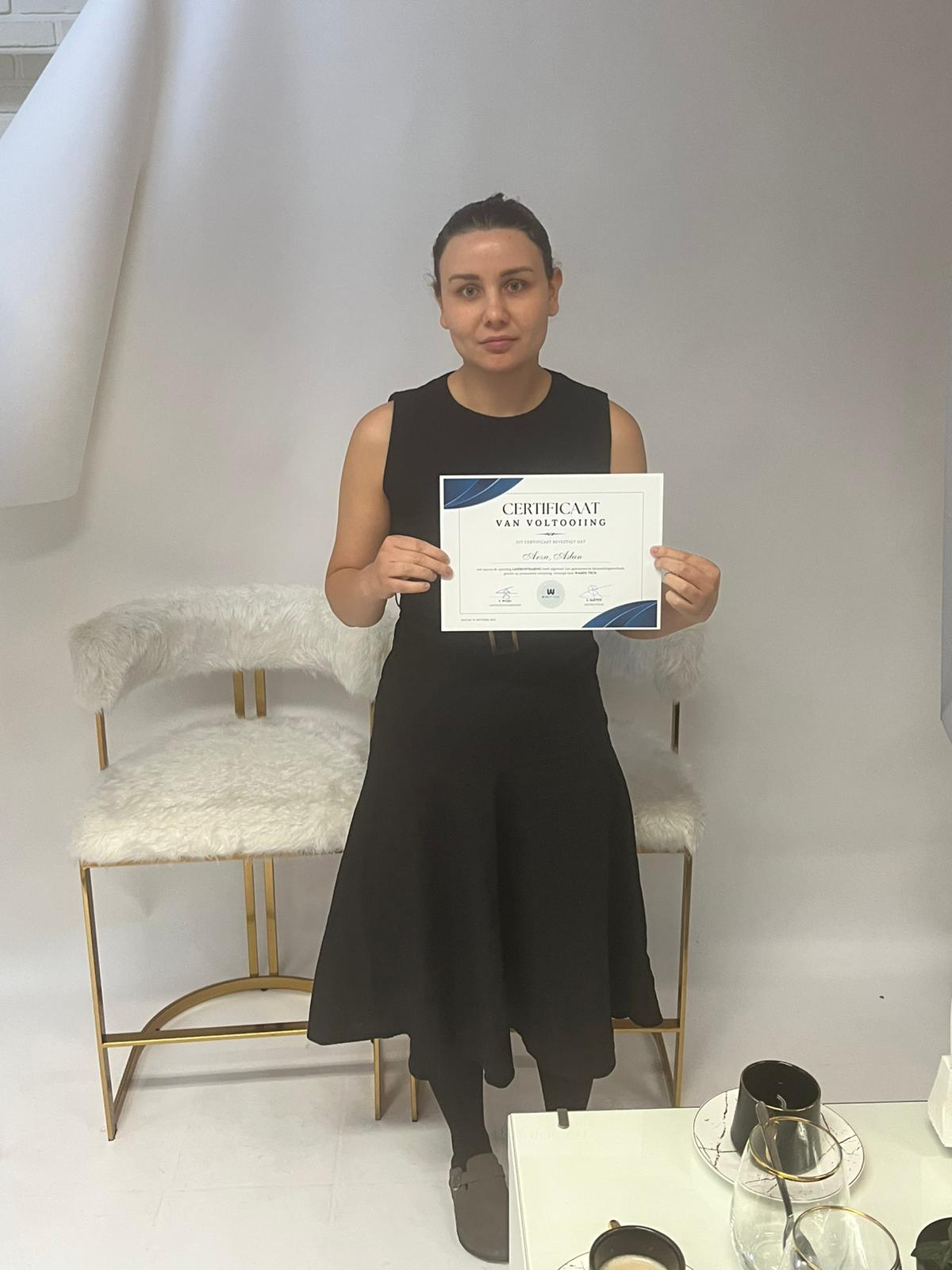 Beautyprofessional met haar certificaat