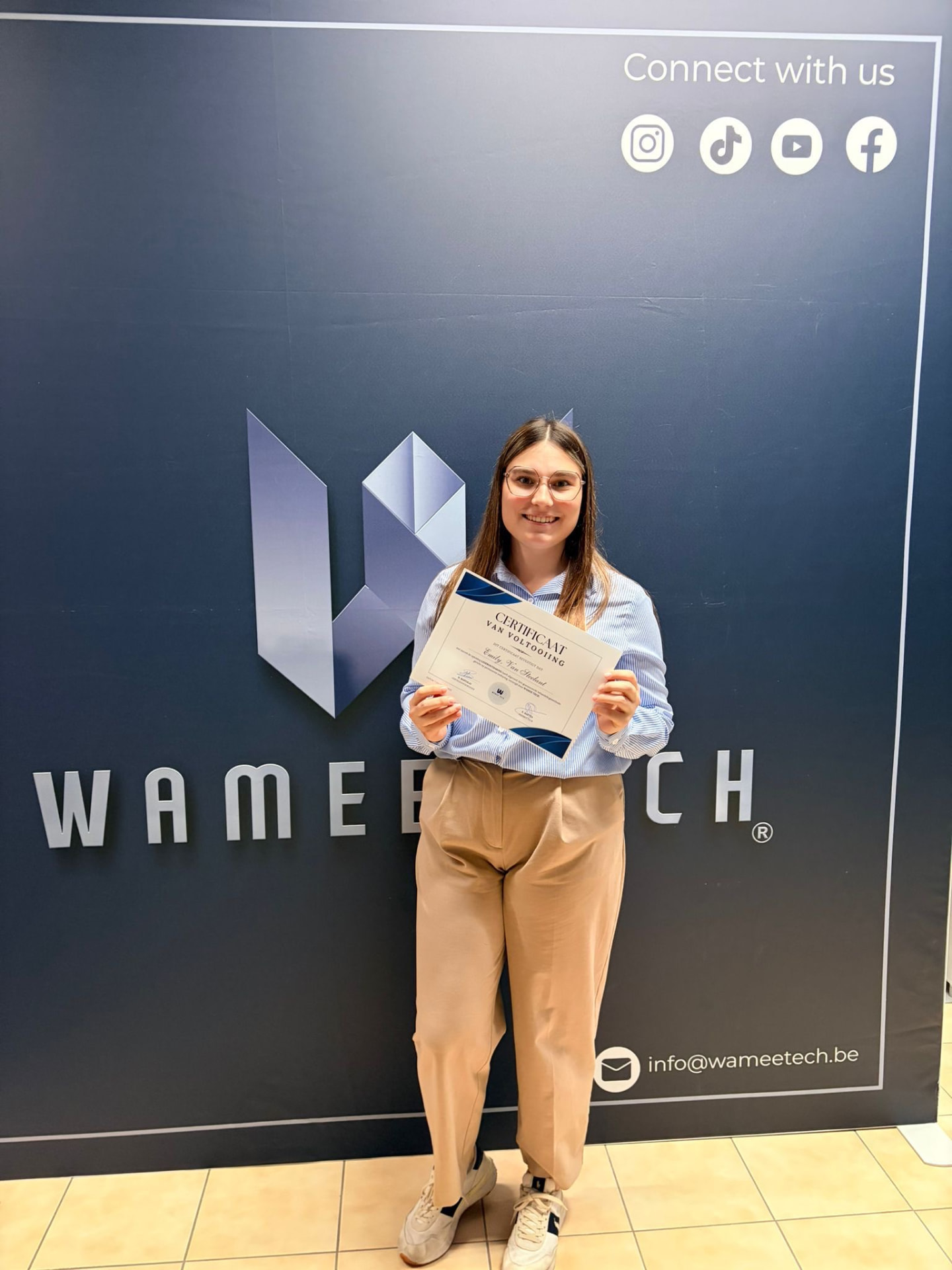 Emily met haar certificaat van voltooiing
