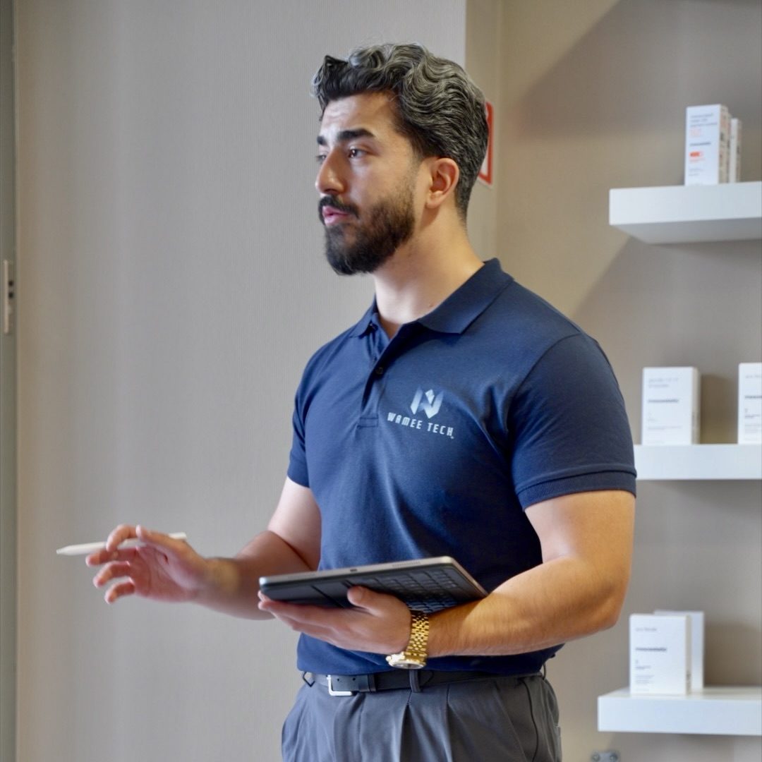 Wamee Tech specialist tijdens een opleiding in de salon